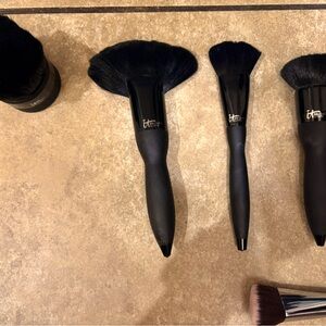 IT cosmetics Velvet Luxe Brush Bundle with a FREE ULTA AIRBRUSH #77! 5 Pieces!!!